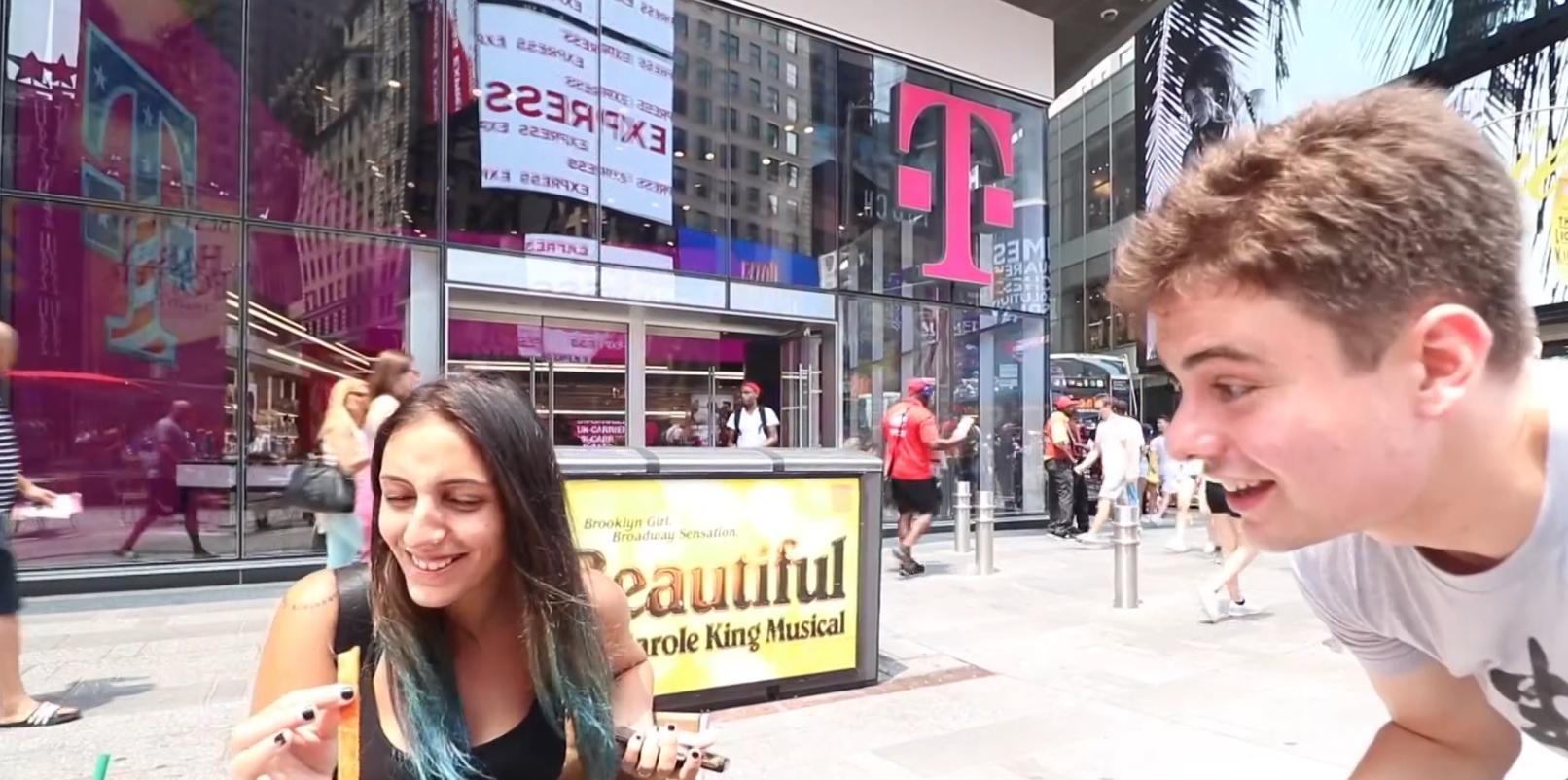 在美国街头第一次吃中国辣条,美国小伙第一次吃中国辣条