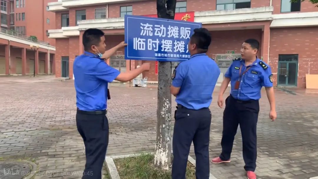 年轻人吃路边摊时遇到老板跑路,男子吃路边摊老板跑路后续