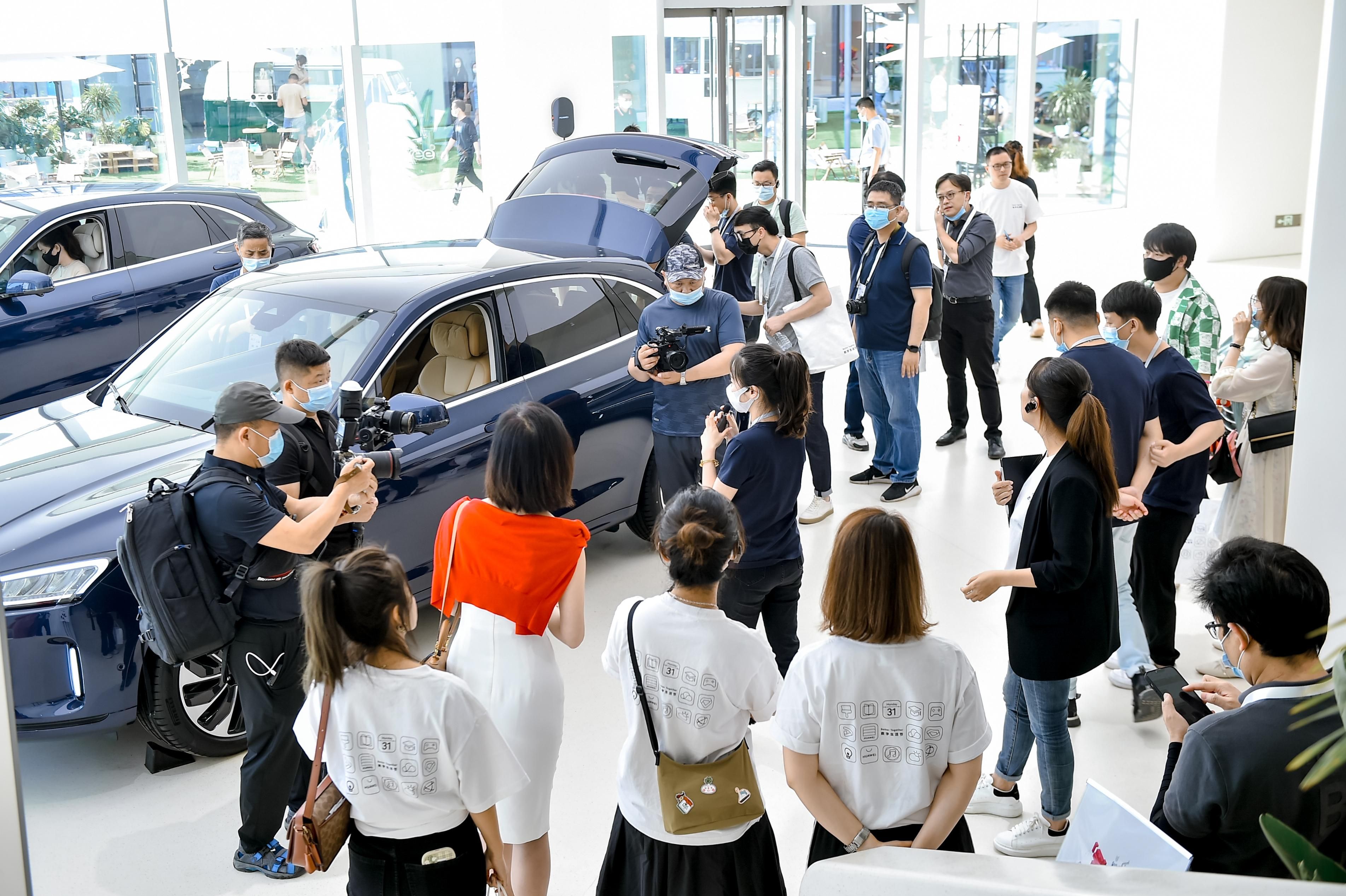 “夏日万象”HMS媒体沙龙在武汉华为旗舰店举办