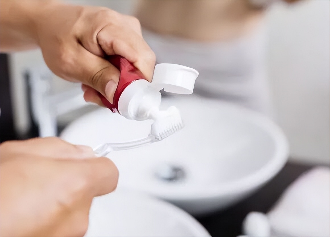 买牙膏时2种牙膏不建议购买,买牙膏含氟的好还是不含氟的好