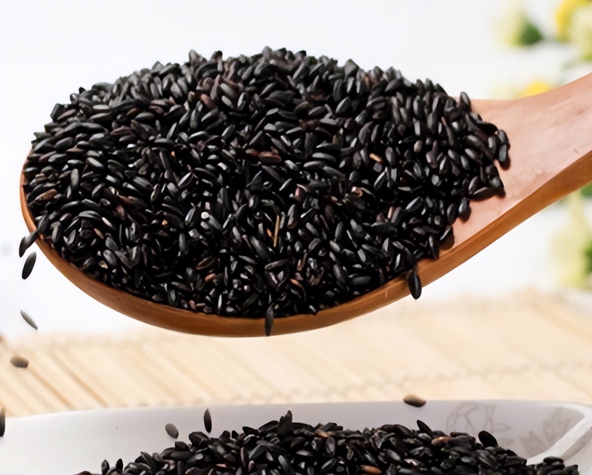 头发白吃什么变黑发最有效,长白头发要吃什么滋补品