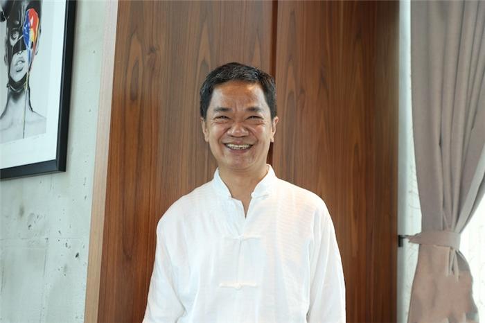 64岁的“傻标”黄光亮，在内地过起了退休生活，被传是王祖蓝老爸