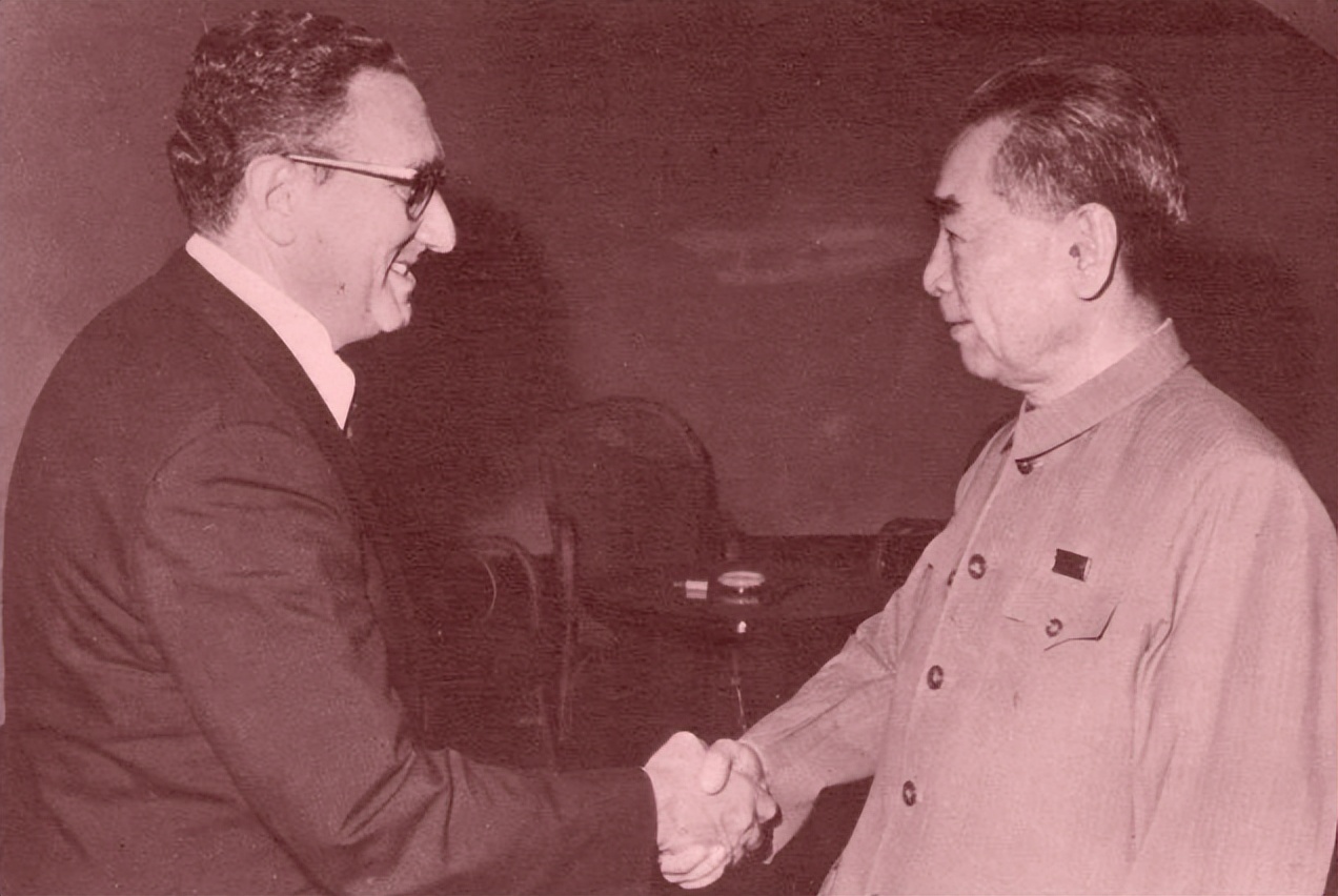 外交场合，有人突然喊“周恩来万岁”，周总理巧妙处理避免了麻烦