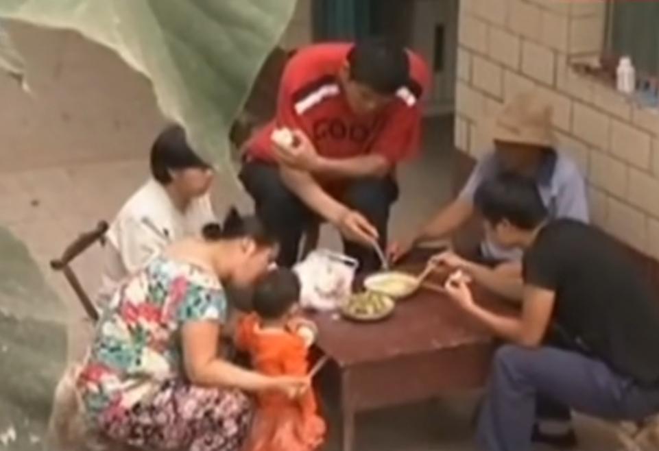 男子身患巨人症身高竟有两米四二,外国夫妇生了巨人症的孩子