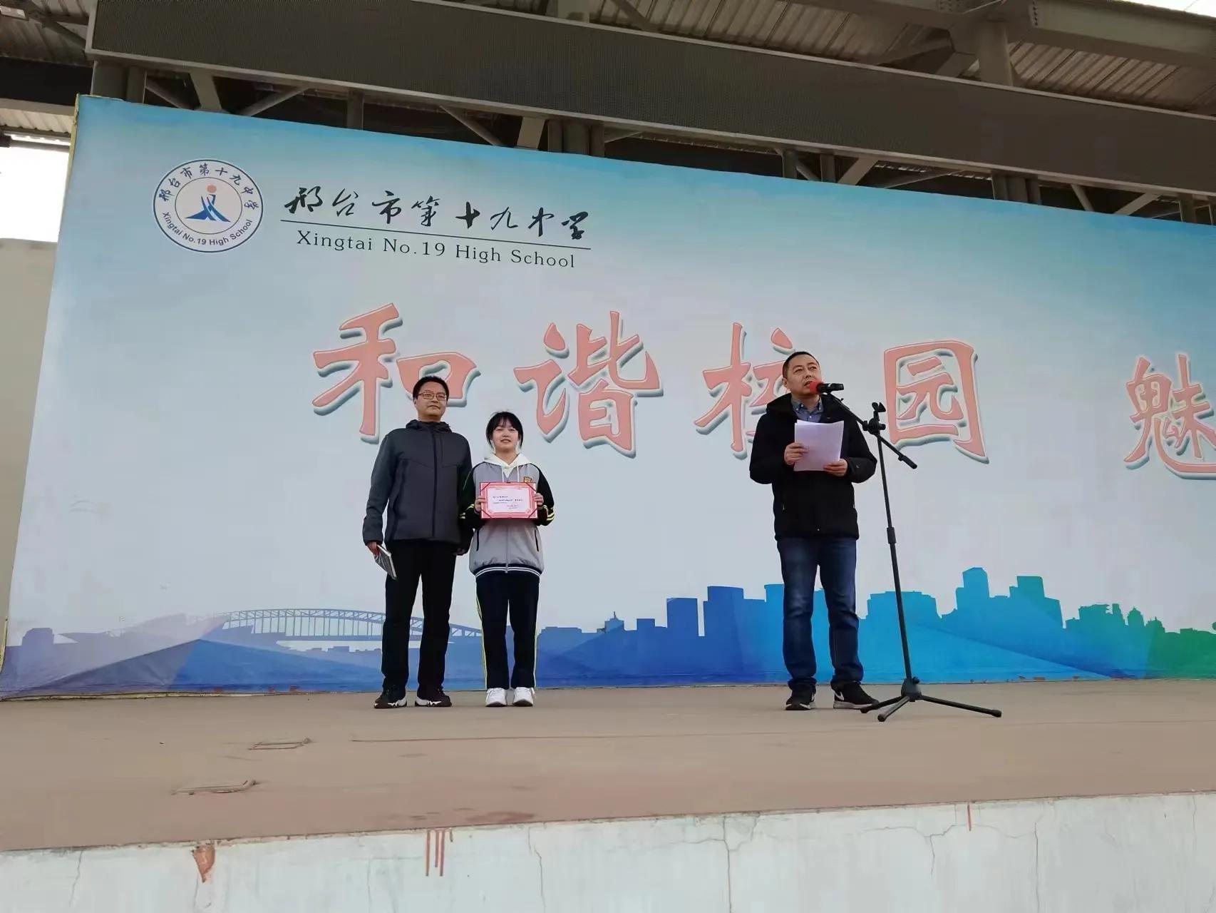 小学生拾金不昧获警察叔叔表扬,学生拾金不昧获警察叔叔表扬视频