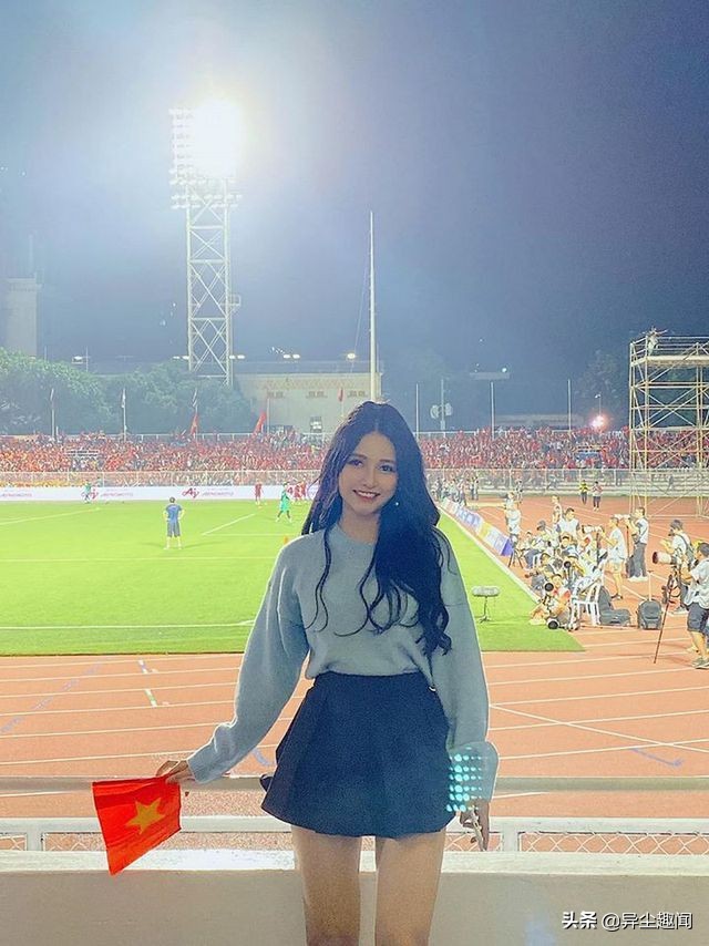 美到忘记看比赛！球场边越南的笑颜美女甜美爆红