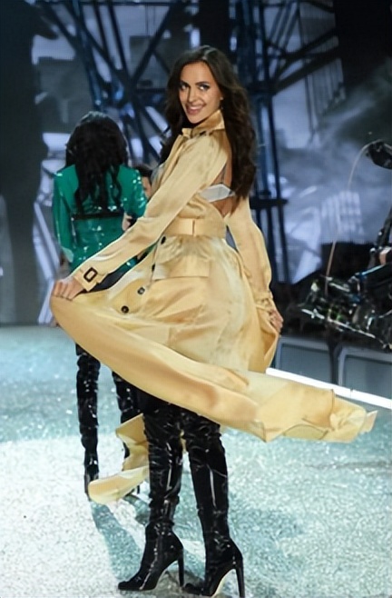 c罗与名模伊莲娜金童玉女的爱情,c罗前任伊莲娜看世界杯