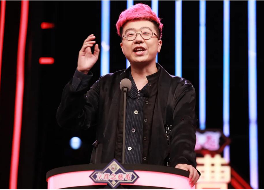 李诞吐槽娱乐圈夸人虚伪,李诞说站着挣钱还是跪着挣钱