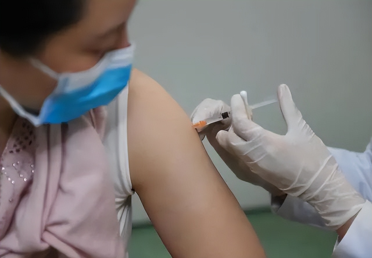 嘴上出了好多透明水泡会传染吗,嘴上起水泡是什么原因传染吗