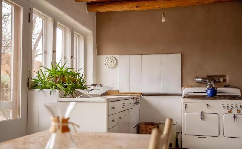 世界知名女画家独居沙漠35年！拒毕加索登门…网友：连家都是艺术