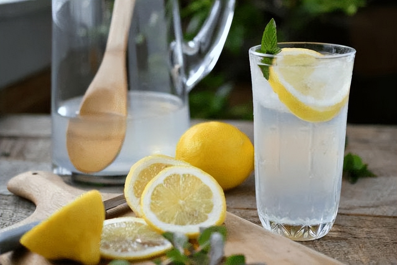 每天喝一杯柠檬水会怎么样 (每天可以喝一杯柠檬水吗)