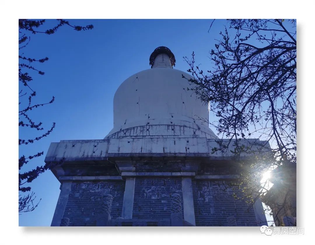 白塔寺是在北海公园里面吗,白塔寺是北海的白塔吗