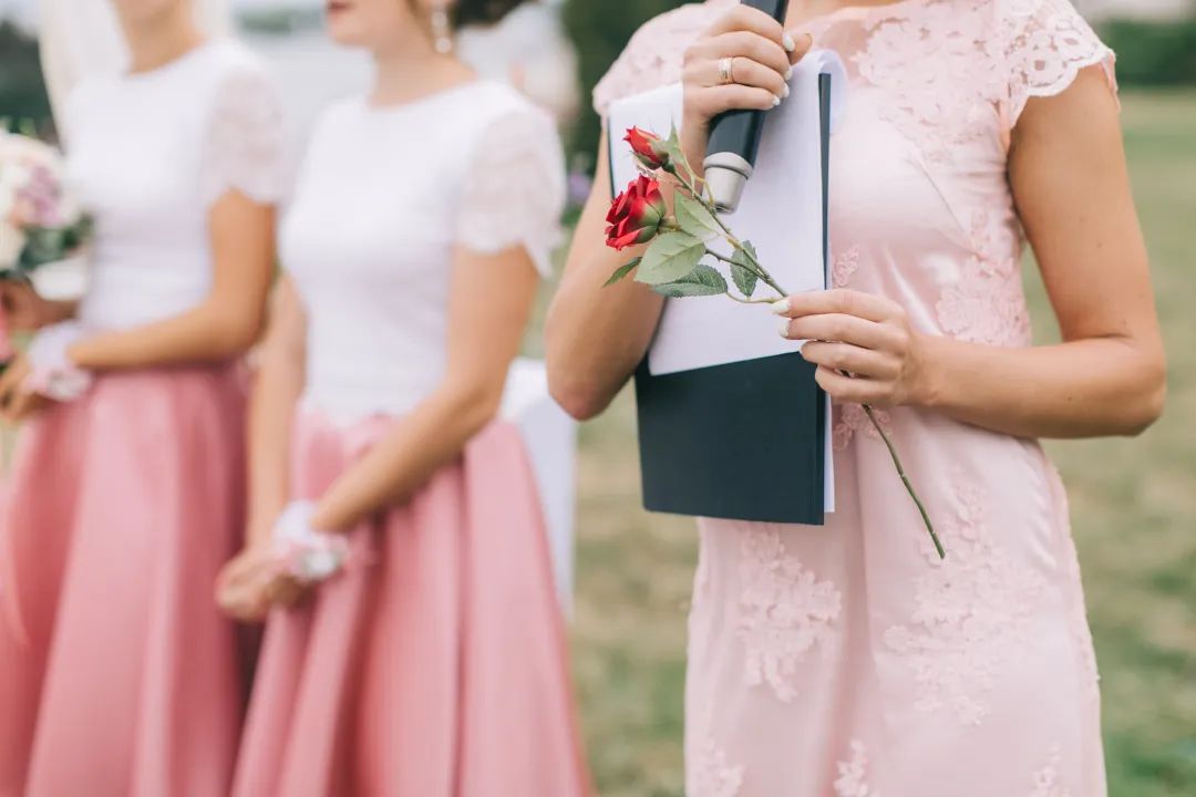 当了二十多年婚礼司仪,我发现结婚这事儿不能细想