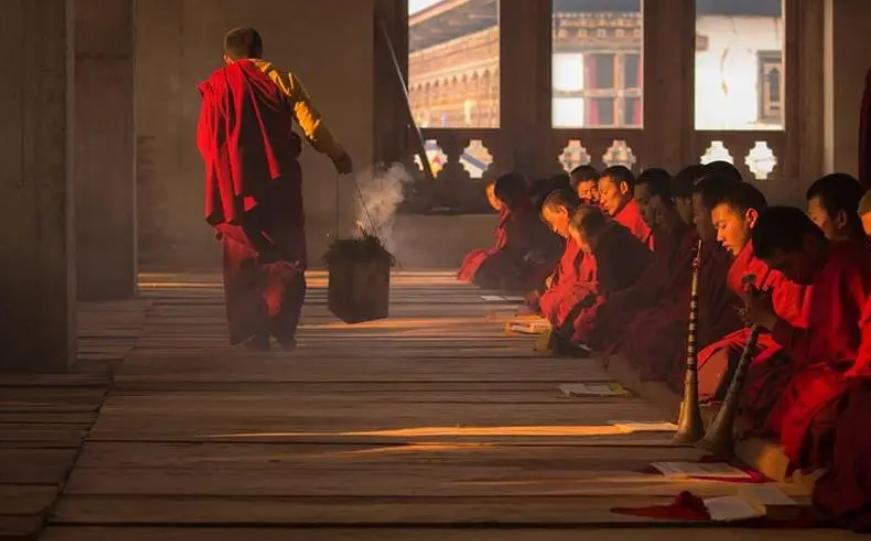 唯一一个禁烟成功的国家,唯一禁酒的国家