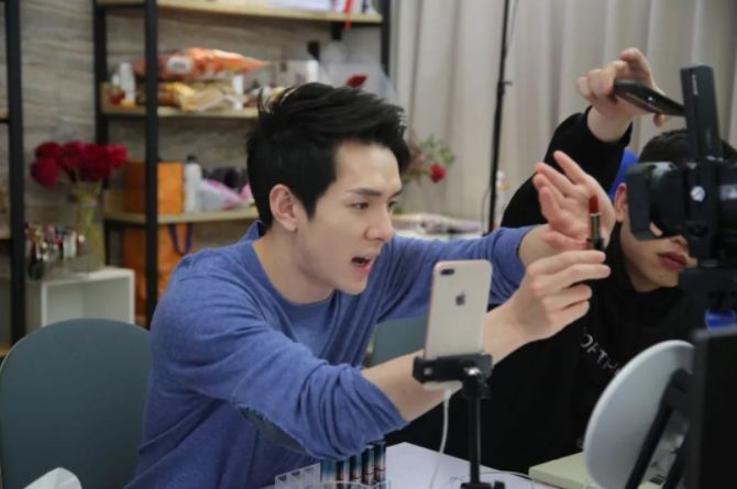 “带货一哥”李佳琦，从月薪三千到年入千万，背后的艰辛谁人知？