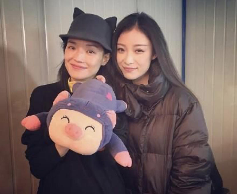 方脸大腮帮适合中分还是三七分,大饼脸中分超级简单又漂亮的发型