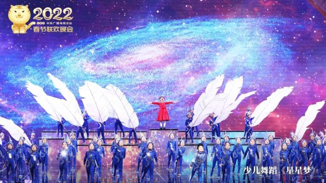 2022年春晚作文素材热点,作文素材及评论共500字