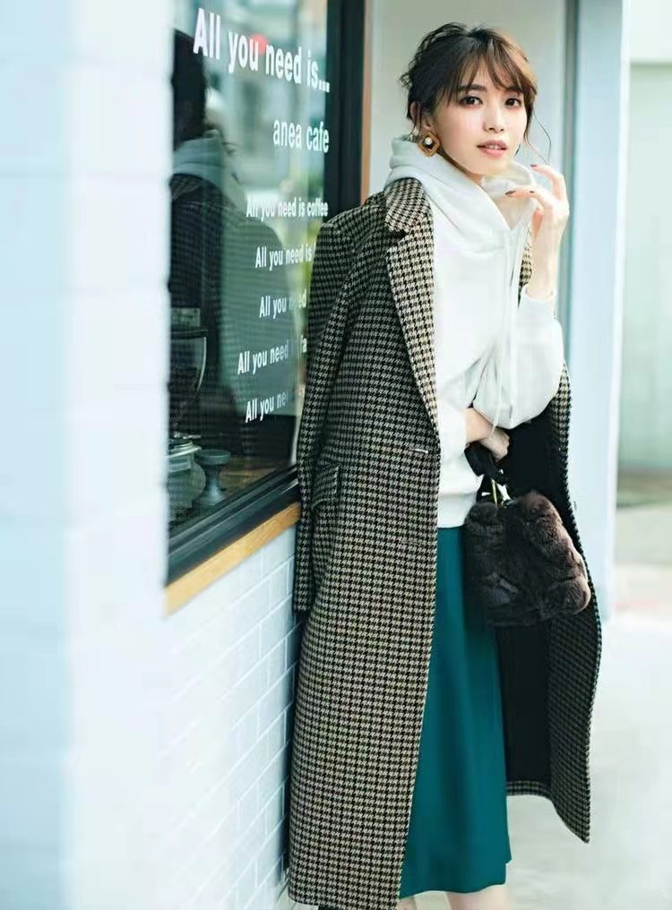 卫衣式毛衣怎么搭配羊绒大衣,棉衣卫衣毛衣时尚搭配御寒不臃肿