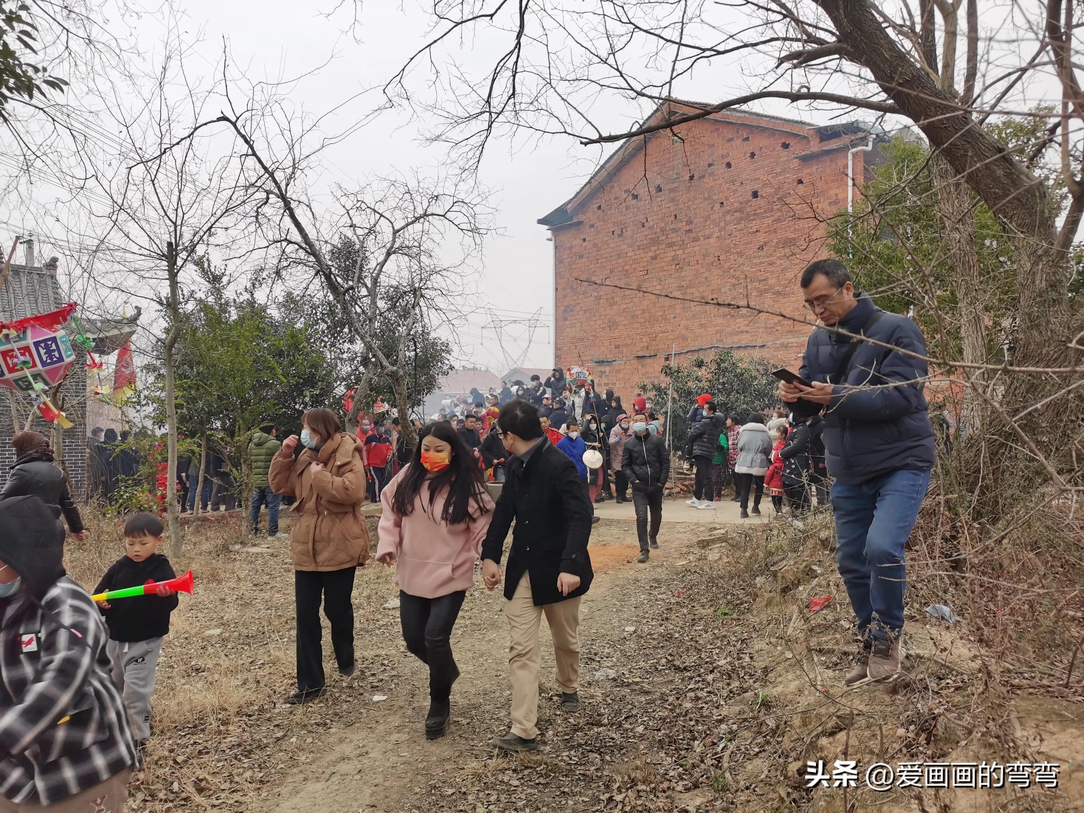 闹元宵玩龙灯,正月十五传统玩龙灯闹元宵