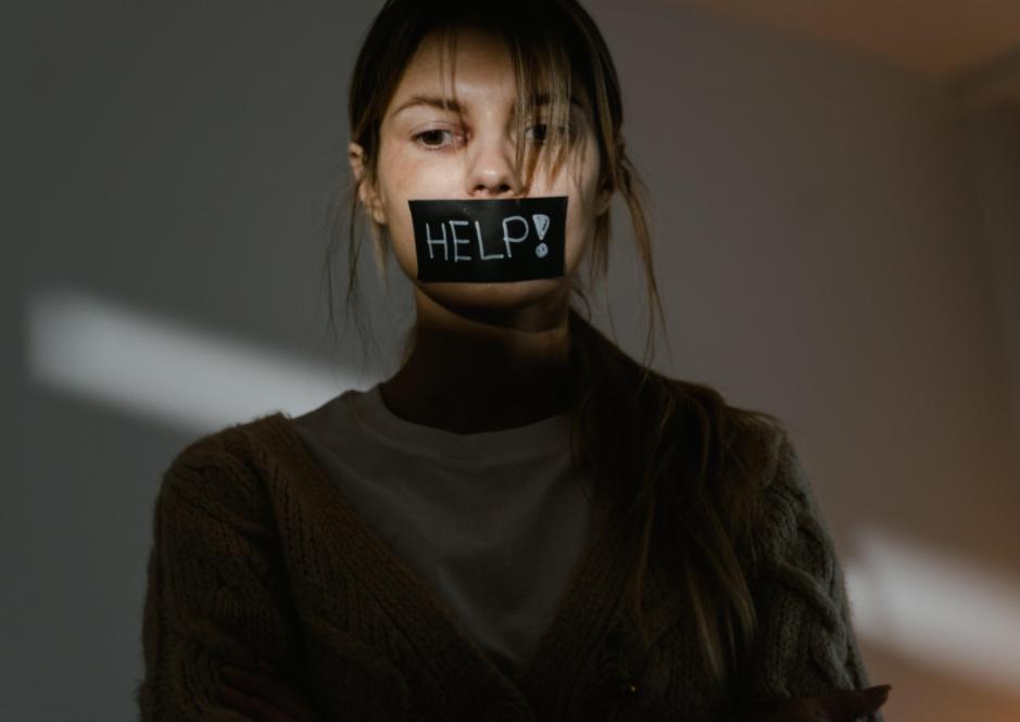 江苏“716”抢劫轮奸案，两名女性惨遭8人性侵，40名乘客无一反抗