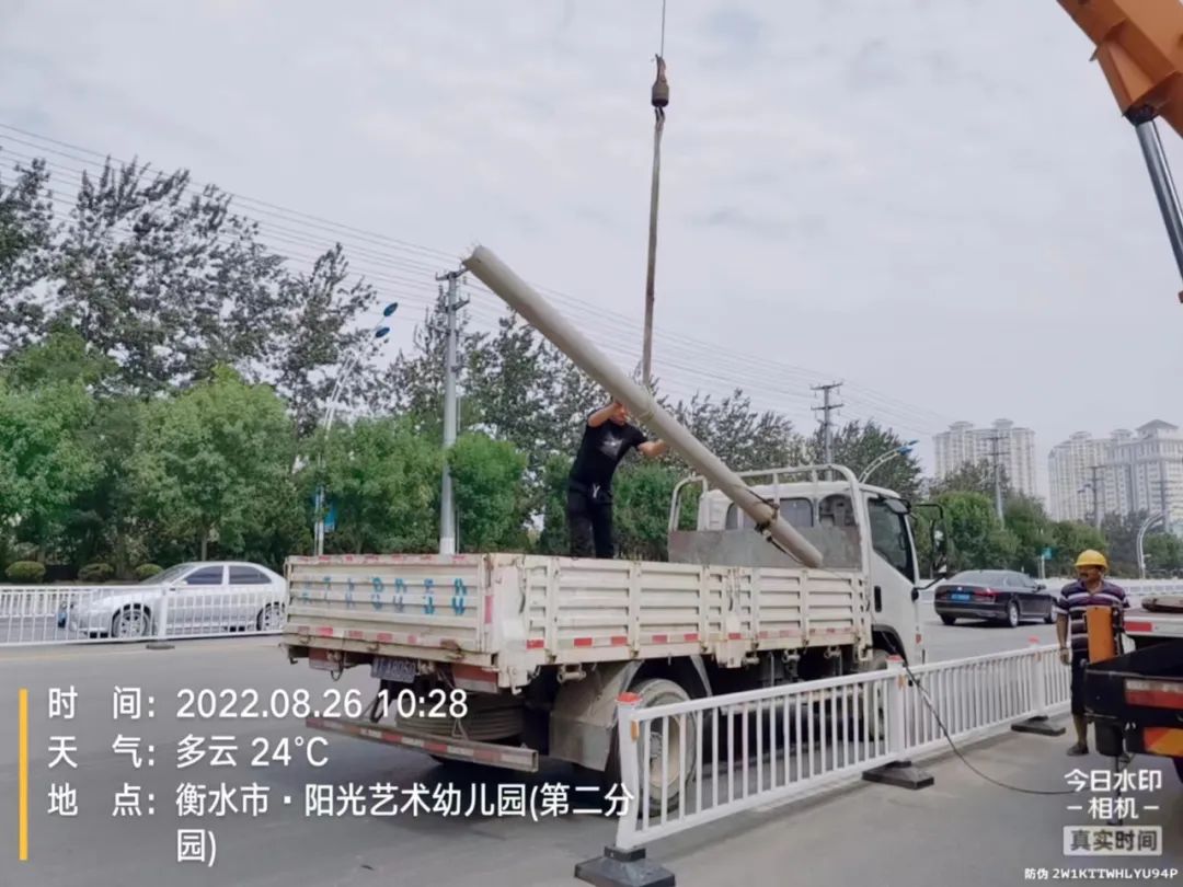 创城工作清除多余垃圾美化环境,创城清理窗户堆积物