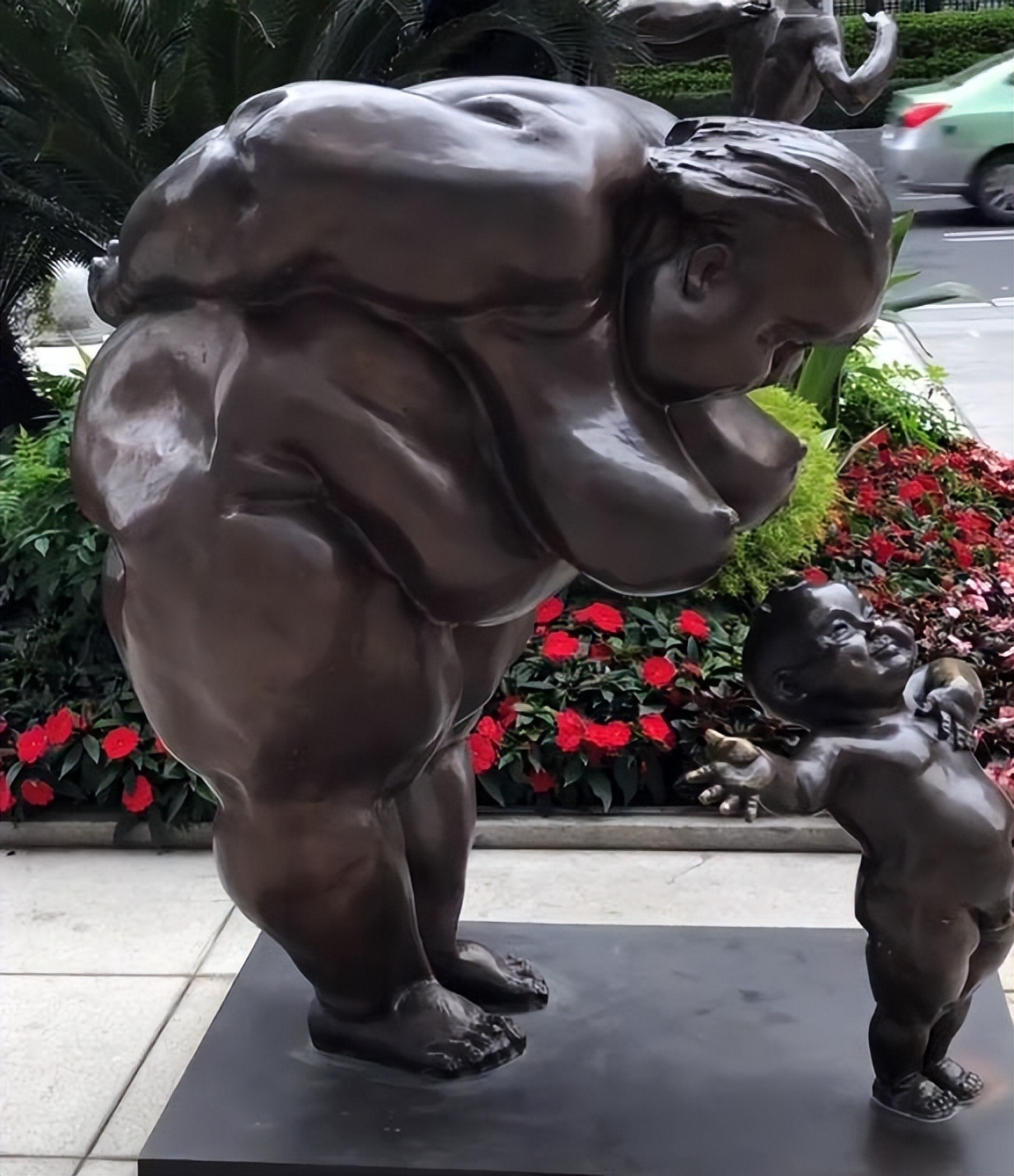 广州闹市这组丰乳肥臀的雕塑多次被投诉，艺术还是糟粕，争议不断