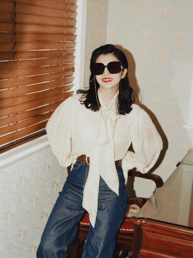 穿牛仔裤该怎么样搭配鞋,冬季不露腿日常牛仔裤穿搭推荐