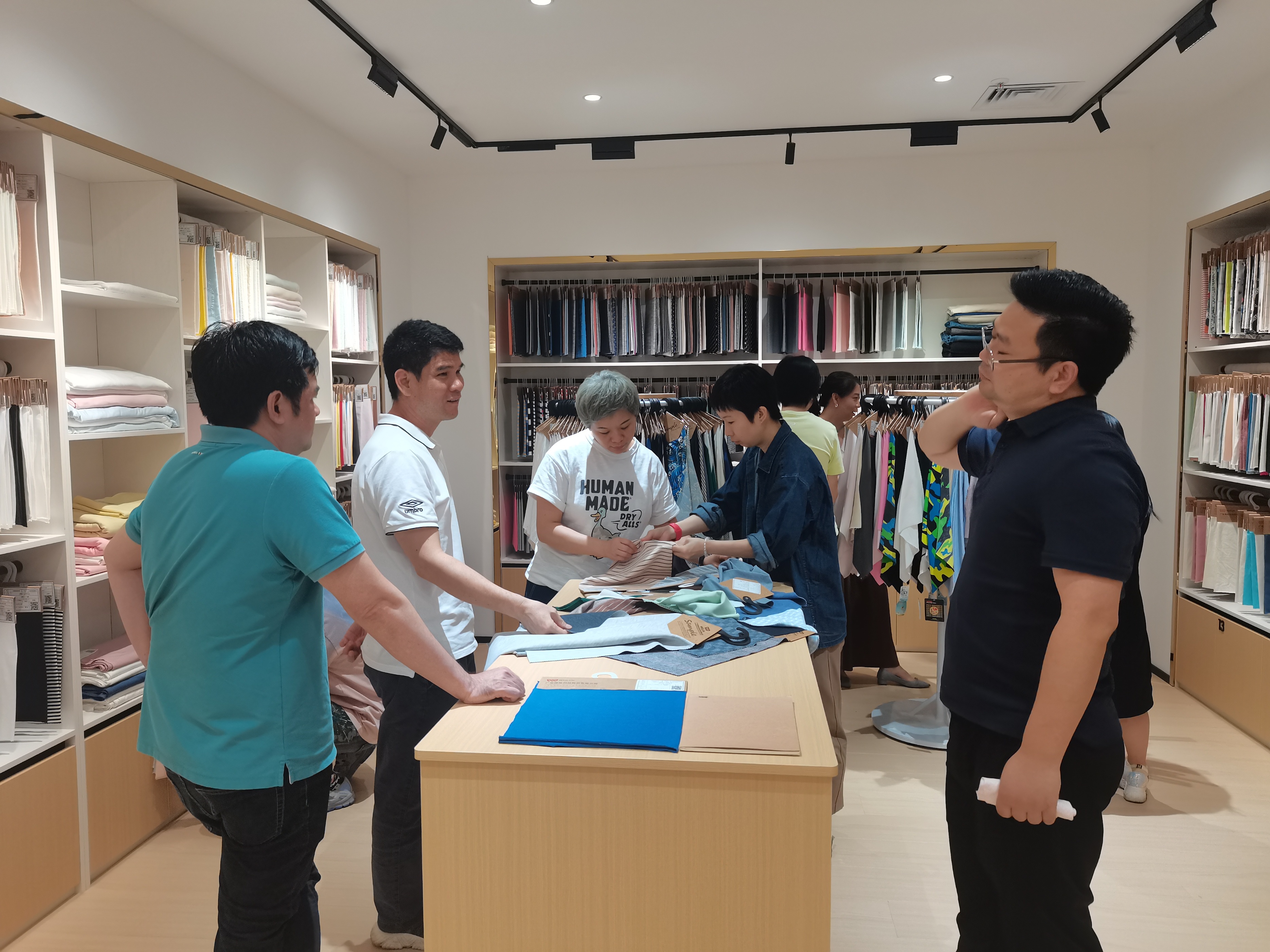 英氏组团到访参观伟纶科技有限公司