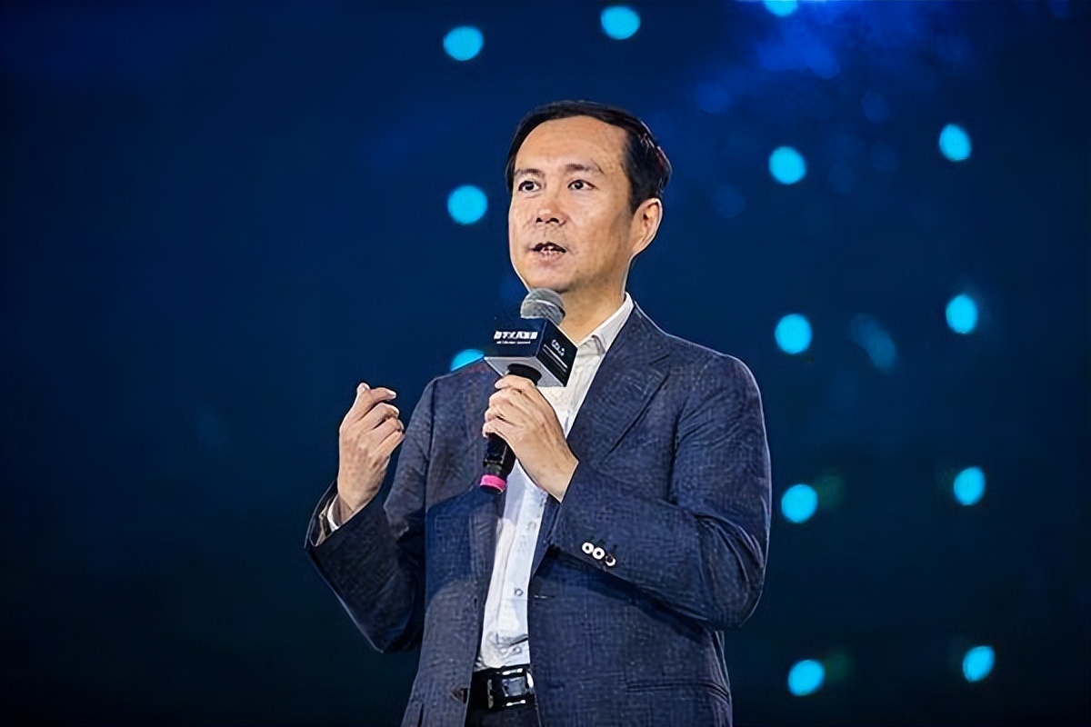 他生于上海，放弃副总裁位置，跑去辅佐马云，最后成董事长