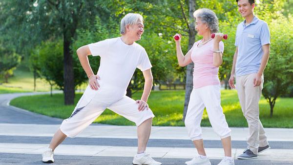 老人摔了后如何饮食,老人为什么一摔跤就骨折