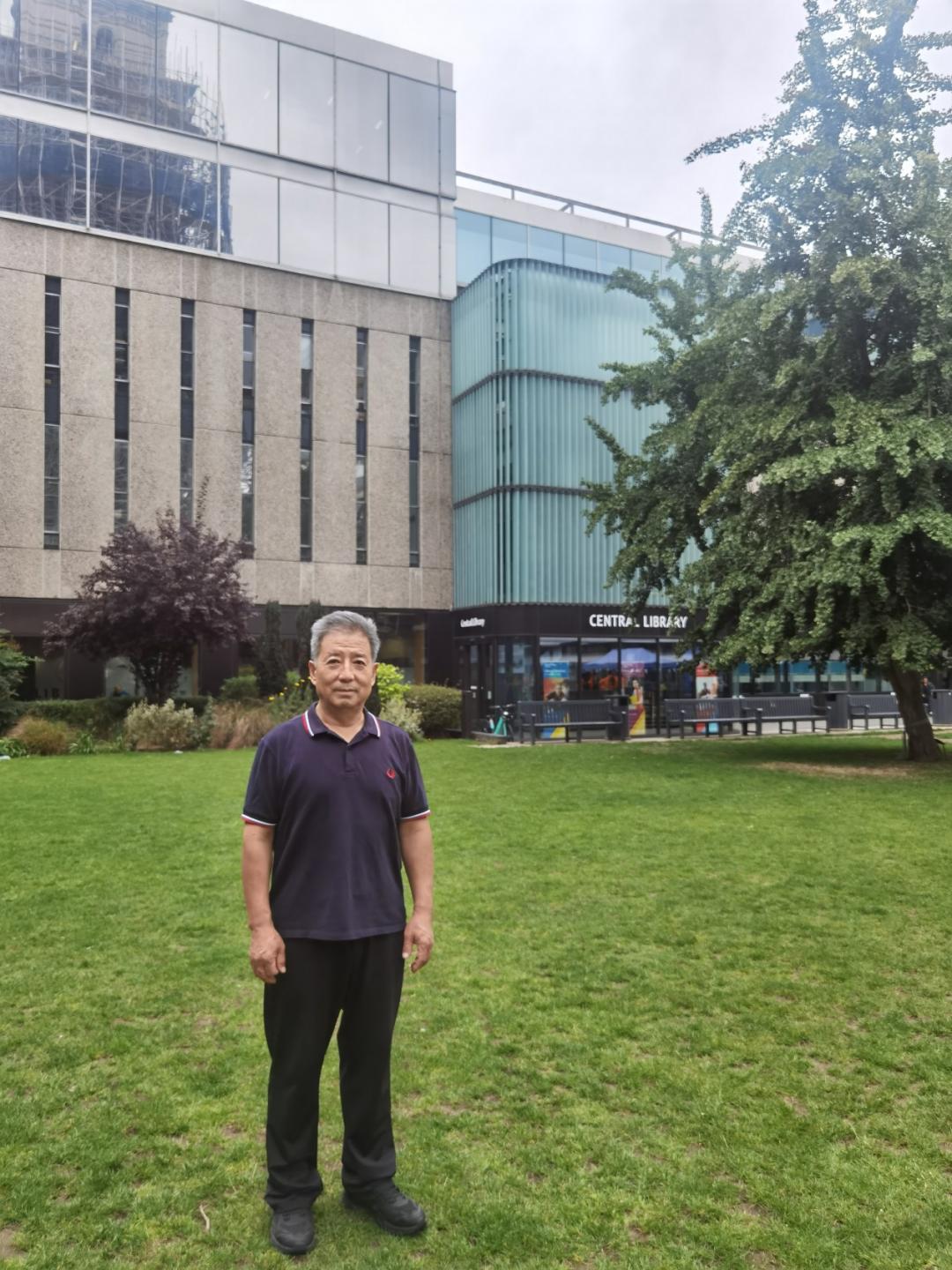 他们今日荣休，桃李天下！衷心祝节日快乐！