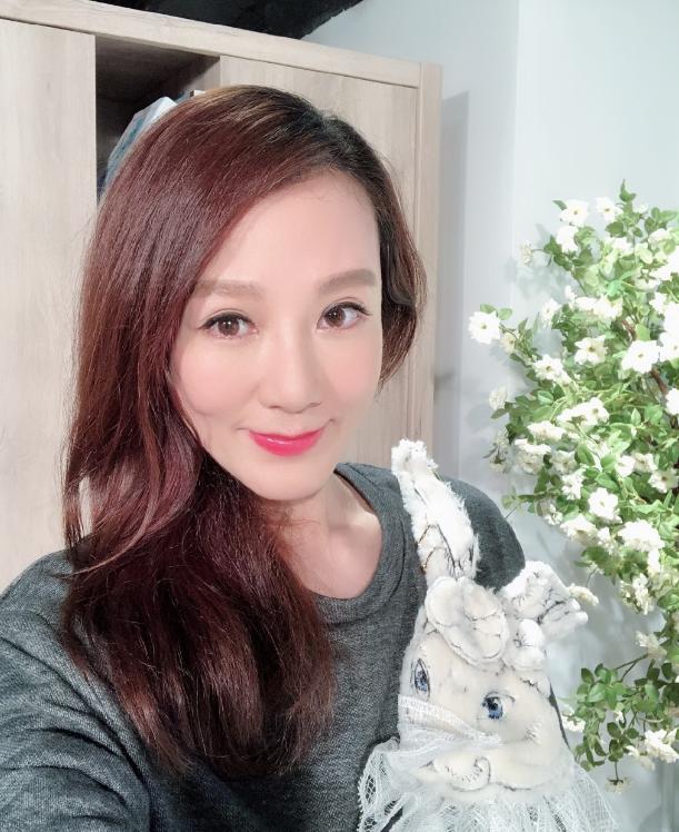 她7岁从天津到香港，是TVB“*用御***妇情**”，有小鲜肉追钱都花给父母