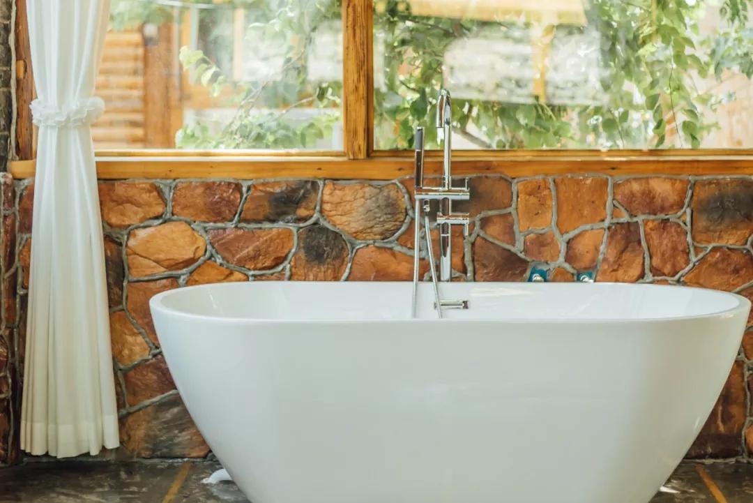 神仙眷侣辞掉高薪工作，爆改废弃山谷，悬崖高空造无边恒温泡池