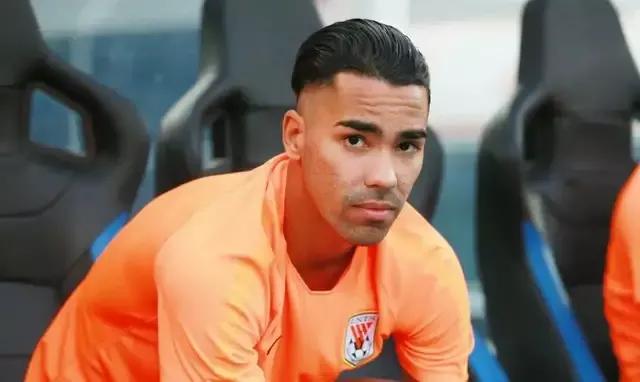 为什么感觉便宜的球不好踢,球踢不高踢不远是什么问题