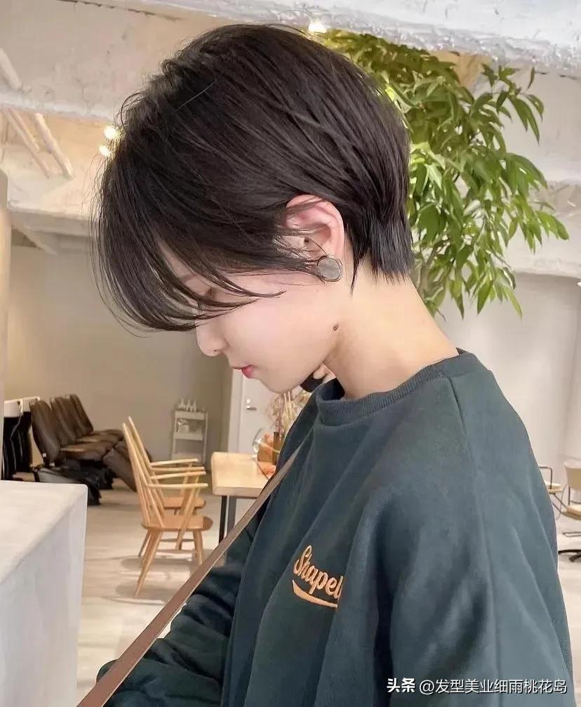 显年轻洋气的烫短发,显脸小显年轻的短发