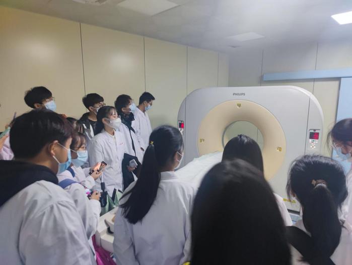 “三无家庭”的考生,为啥不建议学临床医学?老师说出专业现状