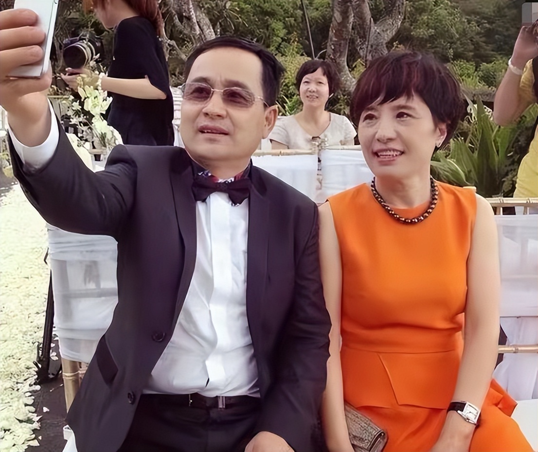 杨幂父母个人简介,杨幂爸爸妈妈资料照片曝光