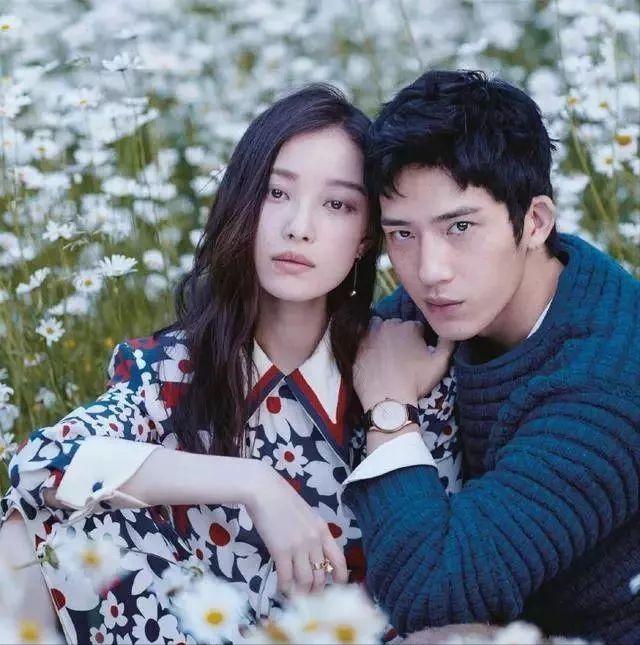 助理伺候明星捏脚,助理伺候明星跪下打伞