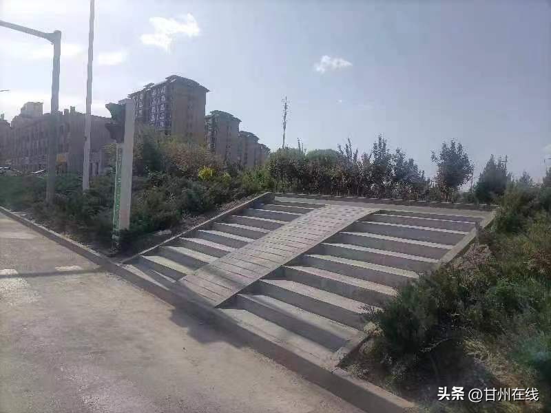 甘州区市政公用事业管理局:打造无障碍环境让生活“畅通无阻”