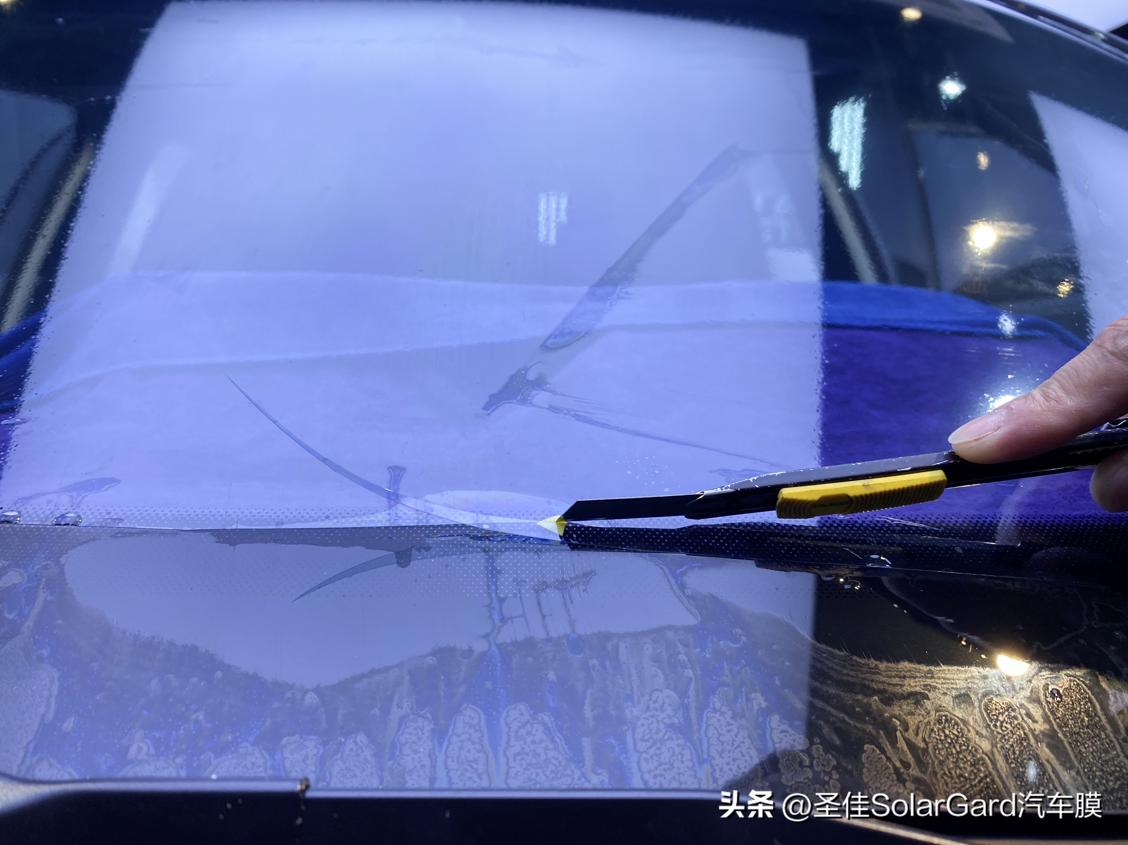 贴隔热膜贴内还是外,汽车天窗贴隔热膜好还是贴冰甲好