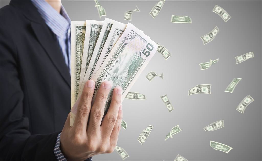 劝年轻人别创业年轻人应该创业吗,到底是有钱创业还是没钱创业