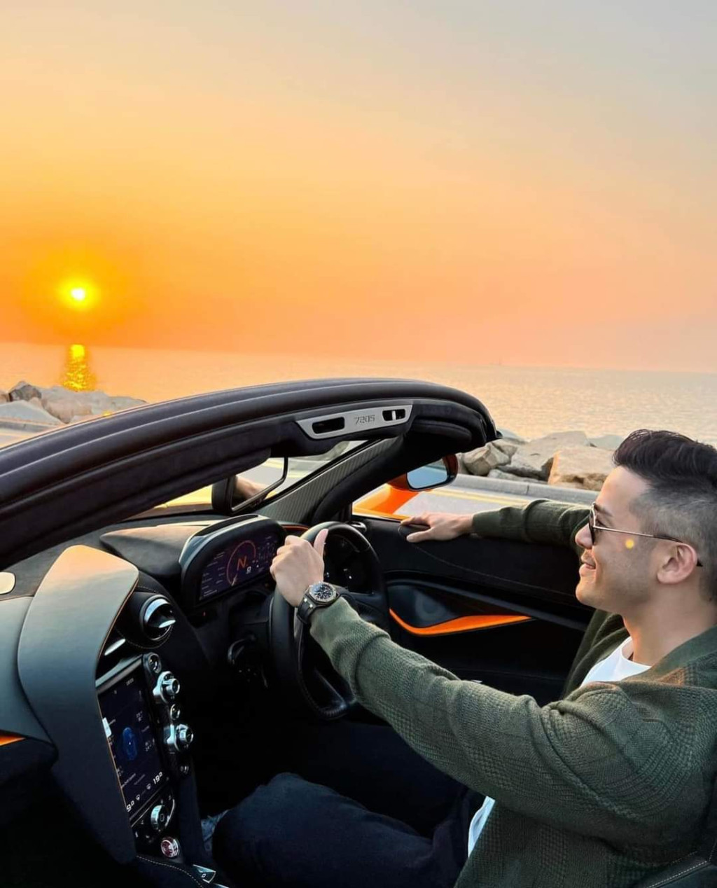 女友被嘲香港男星回怼网友:娱乐圈男*鸭做**女*鸡做**?有钱就被人包?