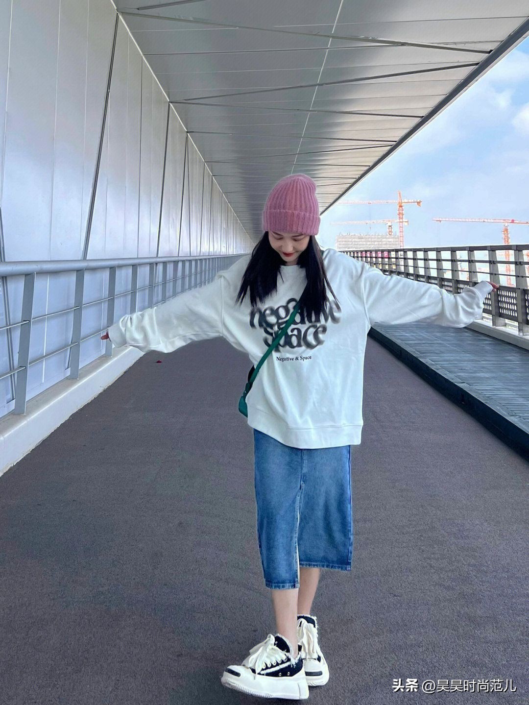 卫衣搭配外套的穿搭春款,矮个子初春风衣卫衣搭配