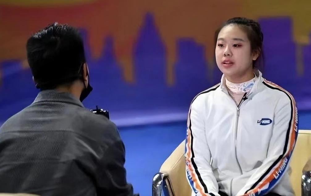 高考跳一字马女生成绩,高考第一个跑的女孩一字马