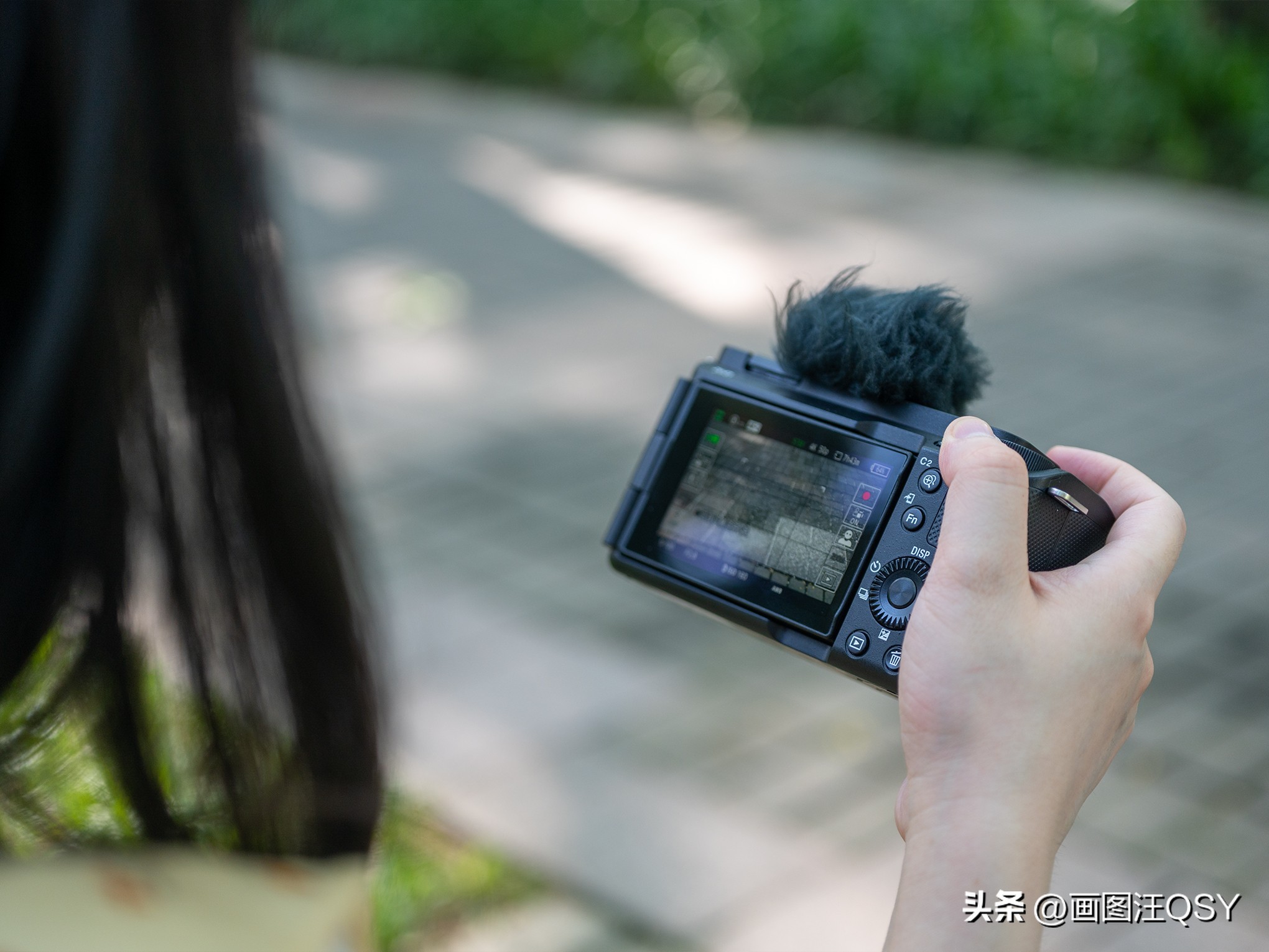 技术不够装备来凑，索尼ZV-E1真定位新手？Vlog初学者心得分享