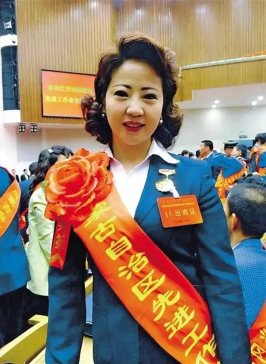 李少莉耳饰是什么品牌,李少莉的耳饰