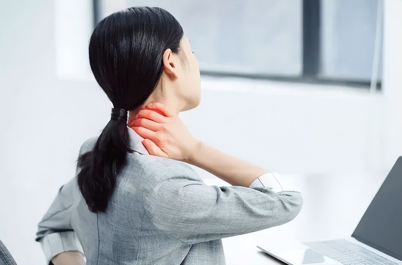 脖子扭到筋会影响大脑吗,脖子扭到筋了躺着比较好还是坐着