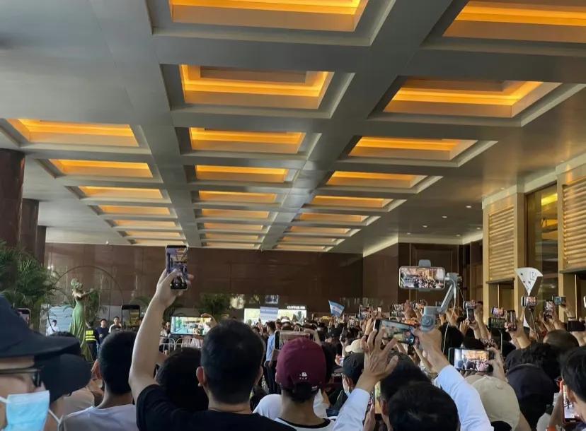 梅西到北京,梅西在北京高举双手鼓掌致意球迷