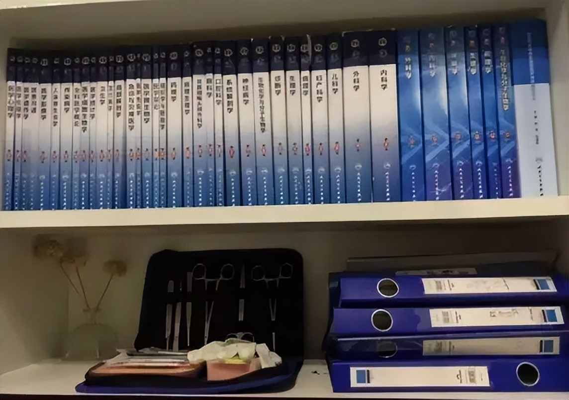 上海三甲医院医生真实收入,上海三甲医院医生年收入250万