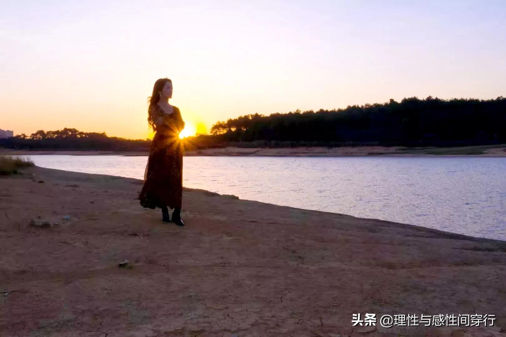 隔海相望，我在这头，静守似水流年，你在那头，淡看烟火人间